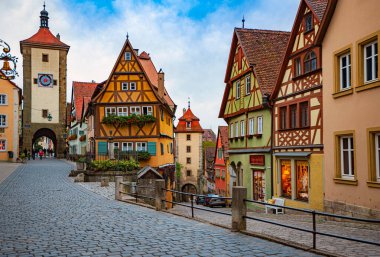 Geleneksel Rothenburg Ob Der Tauber, Bavyera, Almanya ve Avrupa mimarisi ile eski şehir caddesinde manzara