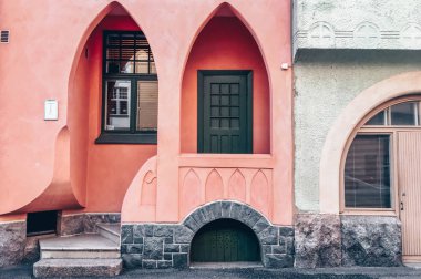 Helsinki, Finlandiya 21 Ocak 2017: Bir Jugendstil bina cephe. Bir kemerli kapı giriş ve yeşil kapı ile benzersiz pembe evde. Nordic İskandinav geleneksel mimari