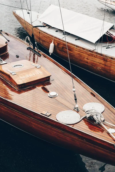 Классические деревянные лодки дрейфовали в морском порту на еще темной воде. Блестящее покрытие лаком палубы и узкие бронзовые деревянные панели. Хельсинки - Финляндия — стоковое фото