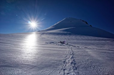 Kazbek yükseliş sırasında dinlenmek.