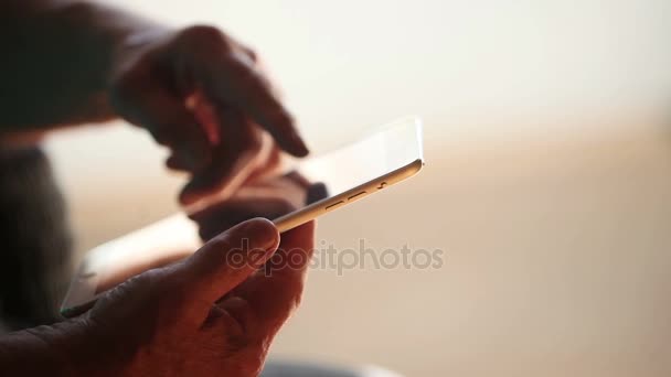 Zbliżenie na ręce staruszek i elektroniczny tablet. Stary człowiek jest za pomocą elektronicznego tabletu — Wideo stockowe