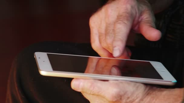 Close up of hands of the old man and electronic tablet. Seniors education — Stock Video