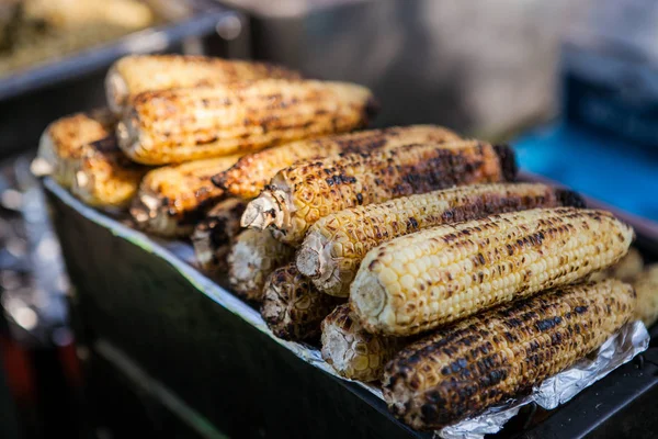 Maíz a la parrilla en la cocina caliente. Comida callejera mexicana —  Fotos de Stock