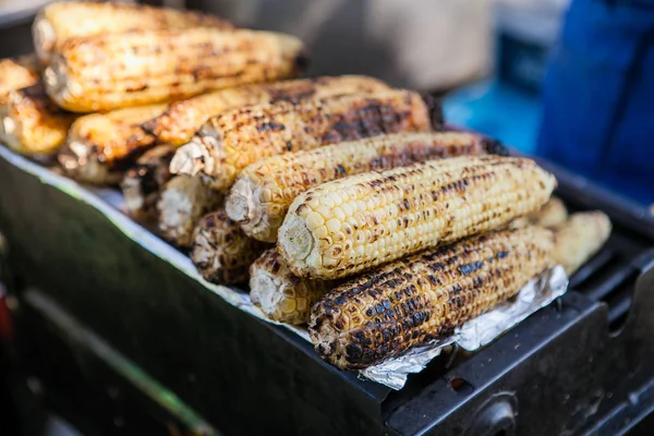 Grillé de maïs sain sur le poêle chaud. Cuisine de rue mexicaine — Photo