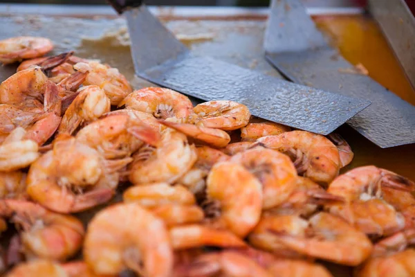 Beaucoup de grosses crevettes grillées. Festival des fruits de mer de rue — Photo