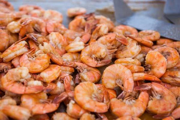 Spousta grilované velké lahodné krevety. Street food festivalu — Stock fotografie
