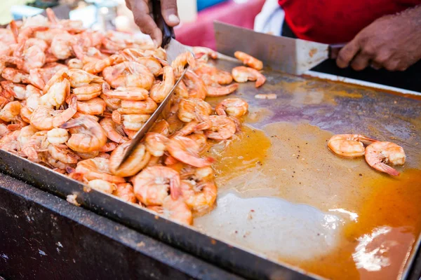 Gros plan sur les crevettes grillées. Alimentation de rue — Photo