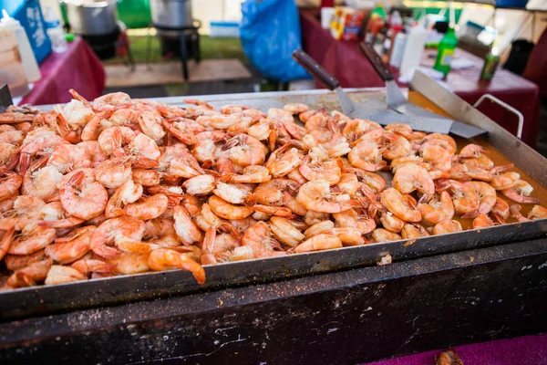 Gros plan sur les crevettes grillées. Alimentation de rue — Photo