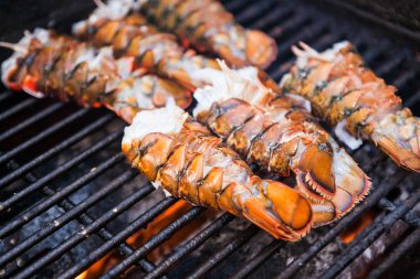 Taze ızgara dev ıstakozlar. Istakoz Barbekü, pençe yok. Sokak gıda.