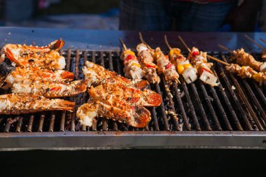 Taze ızgara dev ıstakozlar. Istakoz Barbekü, pençe yok. Sokak gıda.