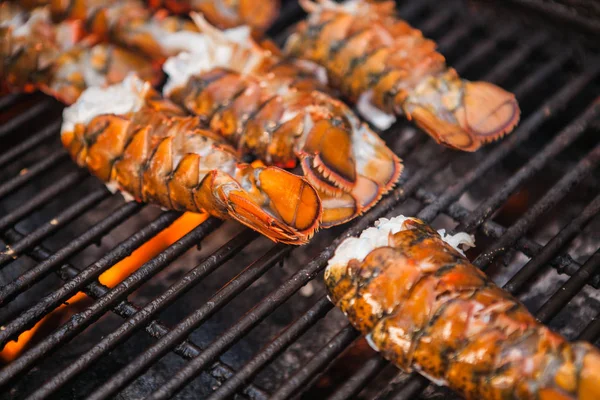 Свіжі омари на грилі. Фестиваль вуличної їжі — стокове фото