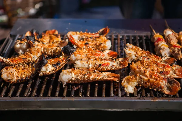 Homards géants fraîchement grillés. BBQ de homard, pas de griffes. Alimentation de rue . — Photo