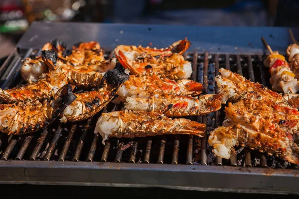 Langostas gigantes recién asadas. Comida callejera . —  Fotos de Stock