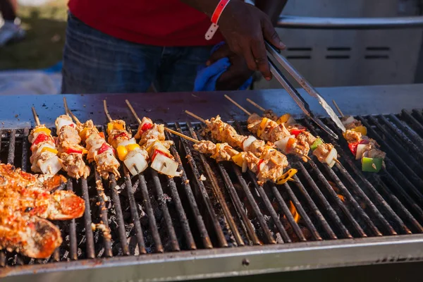 Langostas en una parrilla. Festival de comida callejera de langosta —  Fotos de Stock