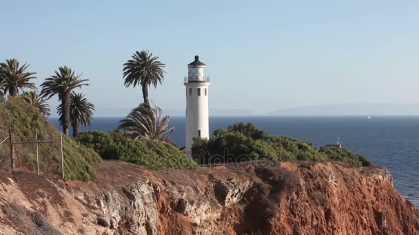 Ιστορικό σημείο Vicente Φάρος στο γκρεμό στο Rancho Palos Verdes της Καλιφόρνια — Αρχείο Βίντεο