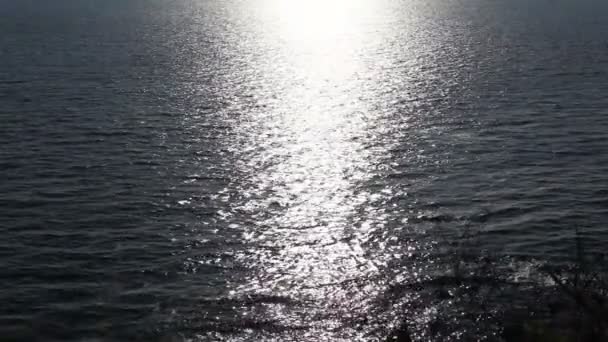 Le soleil brille. Réflexion de la lumière du soleil dans l'eau de mer — Video