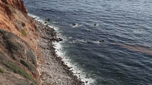 Piękny pokojowy kalifornijskie wybrzeże i plaża skalista — Wideo stockowe
