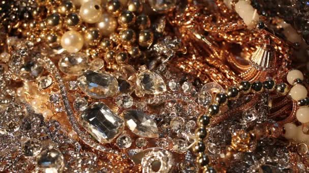 Tal van verschillende stukken van juwelen schijnt. Close-up — Stockvideo