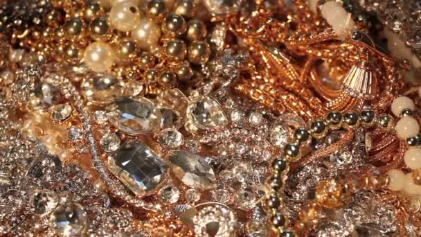 Massor av olika bitar av vackra lyx smycken. Närbild — Stockvideo