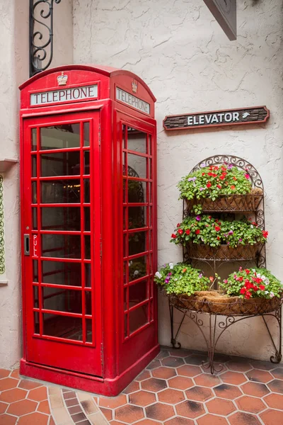 Traditionele Britse rode telefooncel in een straat Stockafbeelding