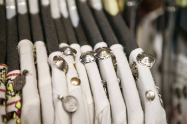 Bali dili geleneksel beyaz bayan elbise bir Pazar