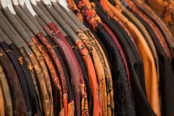 Fas parlak renkli giysiler bir pazarda dizi