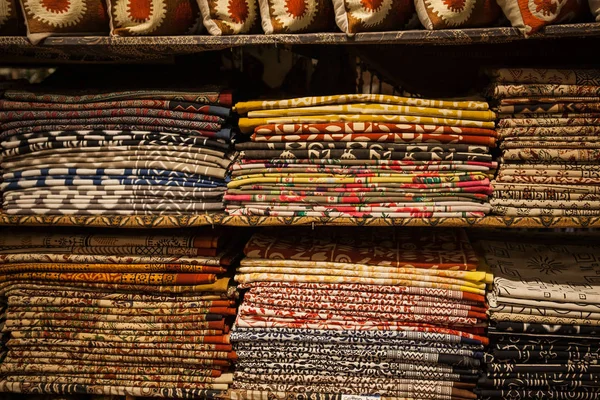 Марокканская красочная ткань на рынке — стоковое фото