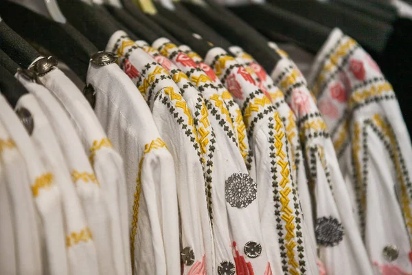 Балийская традиционная белая одежда на рынке — стоковое фото