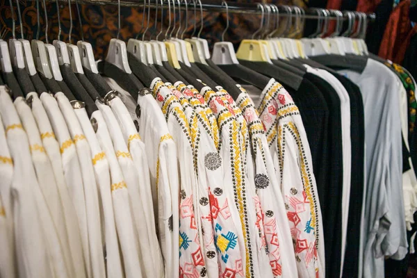 Комплект балийской традиционной белой одежды на рынке — стоковое фото