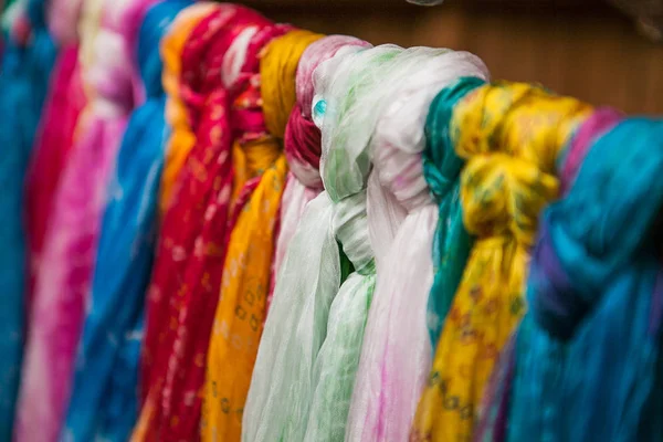 Marokkaanse heldere kleurrijke womens sjaals in de winkel Stockfoto
