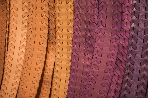 Кожаные цветные пояса ручной работы на рынке — стоковое фото