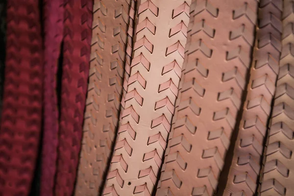 Кожаные марокканские цветные пояса ручной работы — стоковое фото