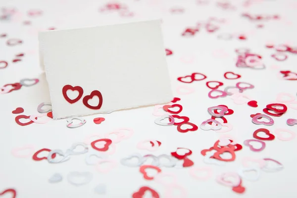 Ημέρα του Αγίου Βαλεντίνου ευχετήρια κάρτα σε λευκό φόντο με κομφετί καρδιά — Φωτογραφία Αρχείου