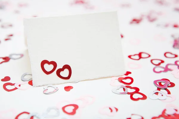 Ημέρα του Αγίου Βαλεντίνου ευχετήρια κάρτα σε λευκό φόντο με κόκκινο και ροζ καρδιές κομφετί — Φωτογραφία Αρχείου