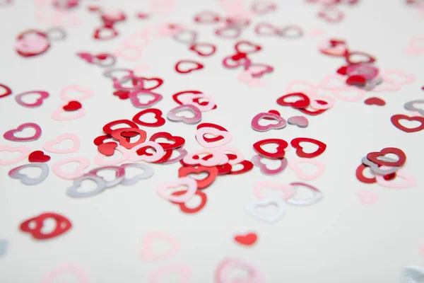 Κόκκινο και ροζ καρδιές κομφετί σε άσπρο φόντο. Ημέρα του Αγίου Βαλεντίνου έννοια. — Φωτογραφία Αρχείου