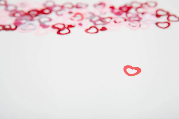 Coeurs colorés confettis sur fond blanc. Concept de Saint-Valentin . — Photo