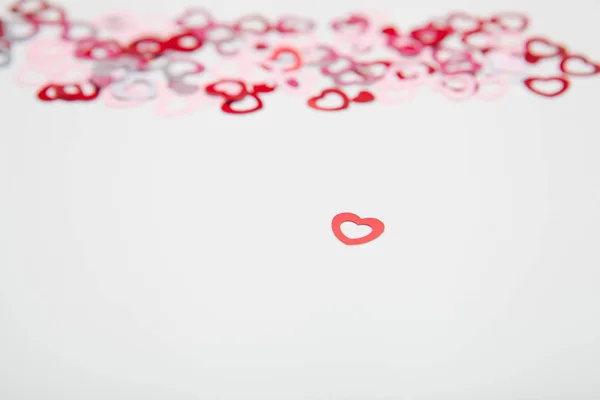 Πολύχρωμες καρδιές κομφετί σε φόντο ημέρα του Αγίου Βαλεντίνου. — Φωτογραφία Αρχείου