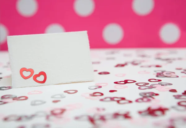 Открытка на белом и розовом фоне с сердечками. День Святого Валентина Лицензионные Стоковые Фото