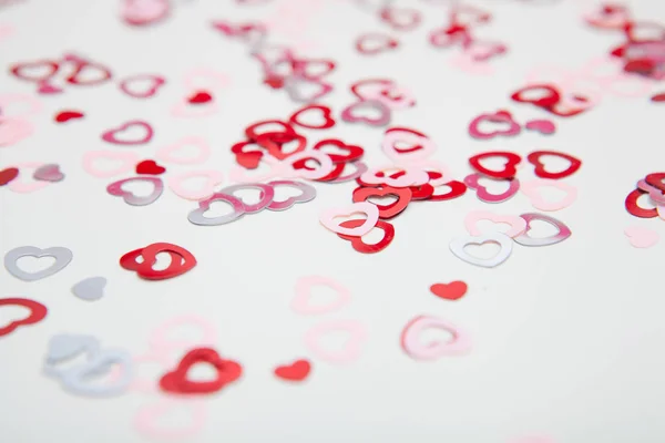 Rode en roze harten confetti op Valentijnsdag achtergrond. Stockfoto