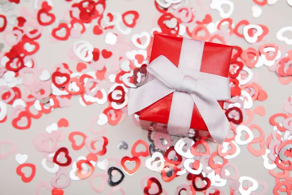 Подарочная коробка ювелирных изделий на белом фоне с красочными сердцами конфетти. Открытки на день Святого Валентина Стоковое Изображение