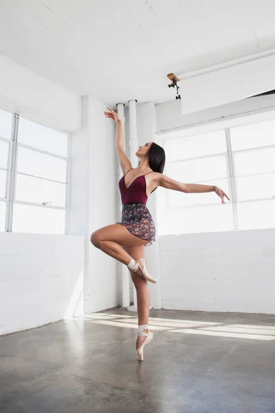 Красивая молодая женщина танцует в студии — стоковое фото