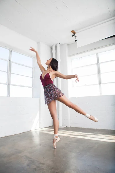 Gyönyörű fiatal nő táncol a stúdióban — Stock Fotó