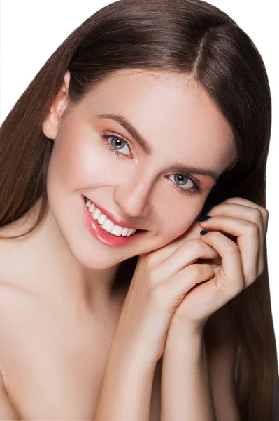 Foto de beleza de jovem mulher sorridente com maquiagem nua — Fotografia de Stock