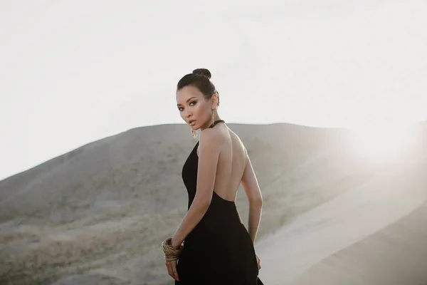 Donna vestita di nero su una duna del deserto — Foto Stock