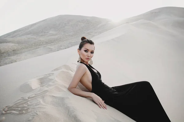 Servizio fotografico professionale di bella donna asiatica sexy su una duna del deserto — Foto Stock