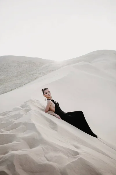 Belle femme asiatique sexy sur une dune de désert — Photo