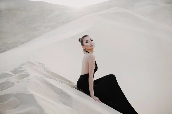 Bella sexy asiatica modello donna su una duna del deserto — Foto Stock