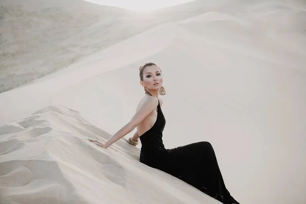 Foto di moda di bella donna asiatica sexy nel deserto — Foto Stock