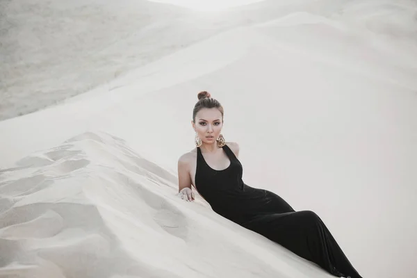 Молодая красивая сексуальная азиатская модель позирует в пустыне — стоковое фото
