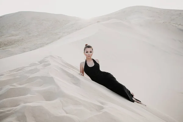 Молодая красивая азиатская модель позирует в пустыне — стоковое фото